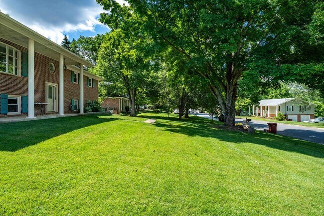 Building Photo - JC Rental Available. Prime location