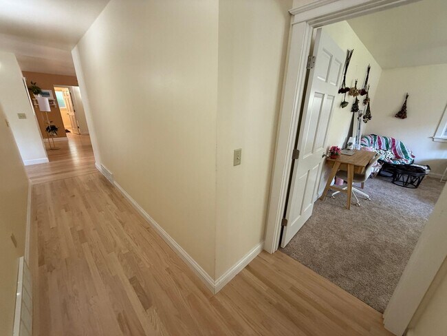 Building Photo - 3 Bed 2 Bath Large Beautiful Home