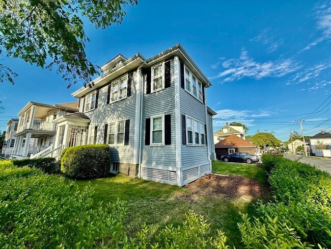Building Photo - 107 E Elm Ave