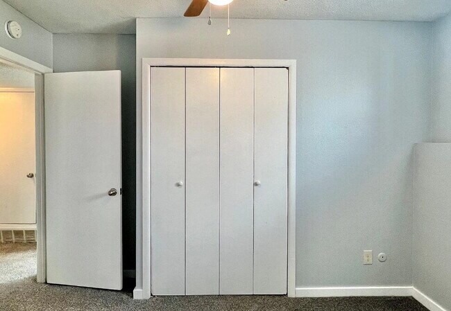 Building Photo - Beautiful 2-Bedroom Gem with Spacious Layout in Denver's Heart – 950 Sq Ft of Comfort!