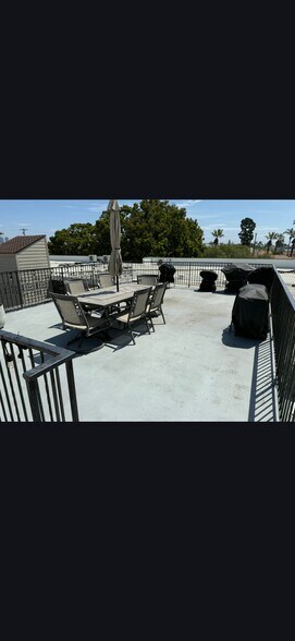 Building Photo - 512 E Ave