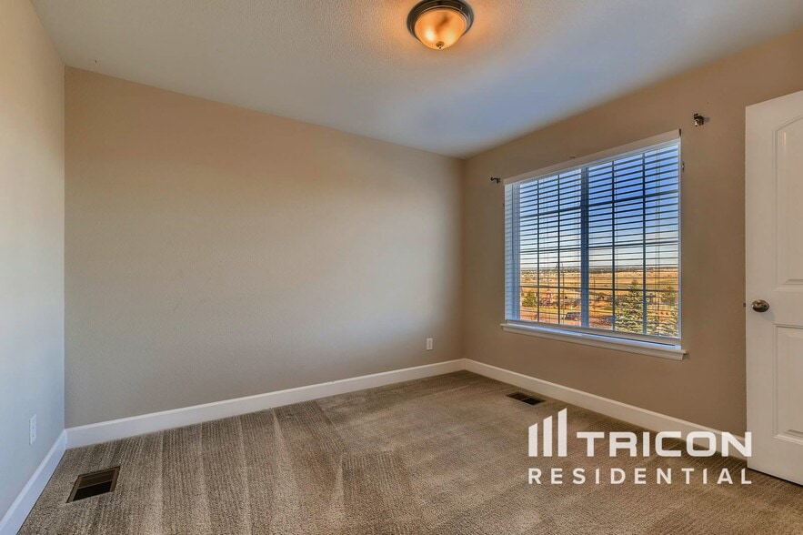 Building Photo - 7773 Oasis Dr