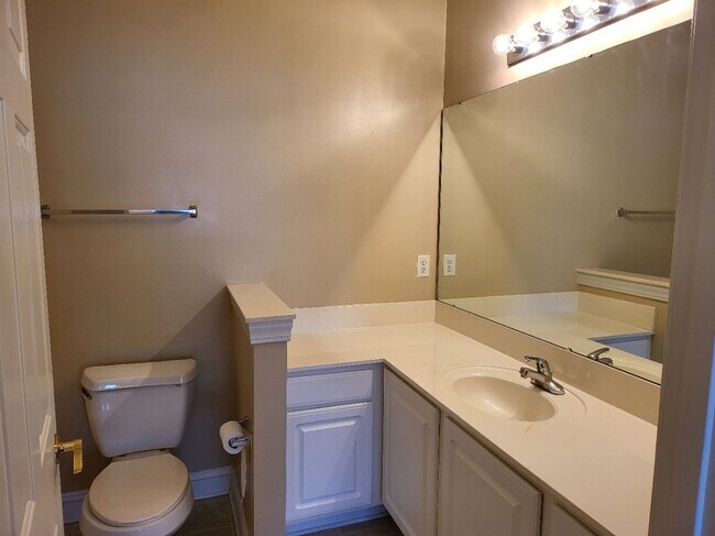 Building Photo - 119 Fountain Pointe Ln
