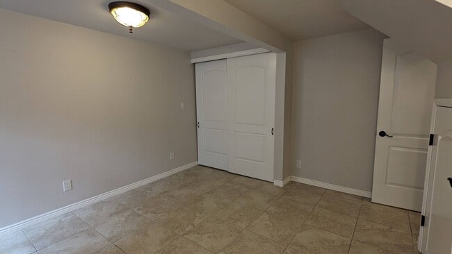 Building Photo - BEAUTIFUL 5 BED/3 BATH RANCHER WITH FINISH...