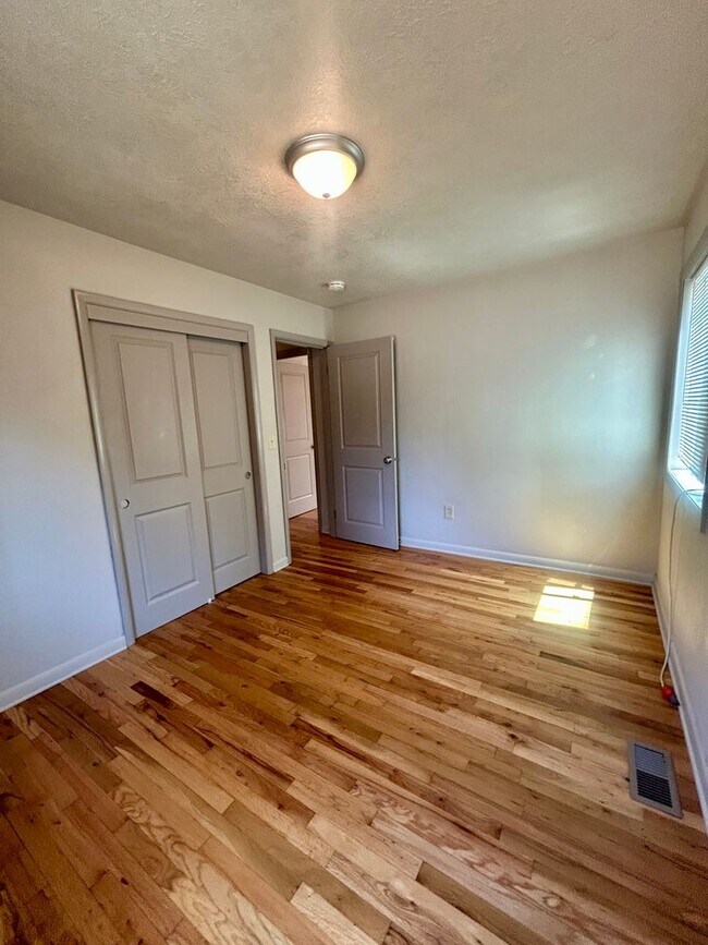 Building Photo - Three Bedroom Home (NE Salem)- W/D Hookup & Fenced Backyard