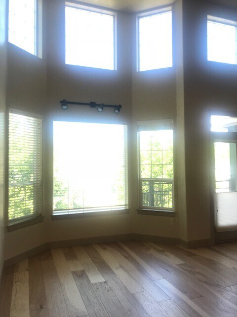 Building Photo - Exceptional 2bed/2bath @ Hyde Park! Availa...