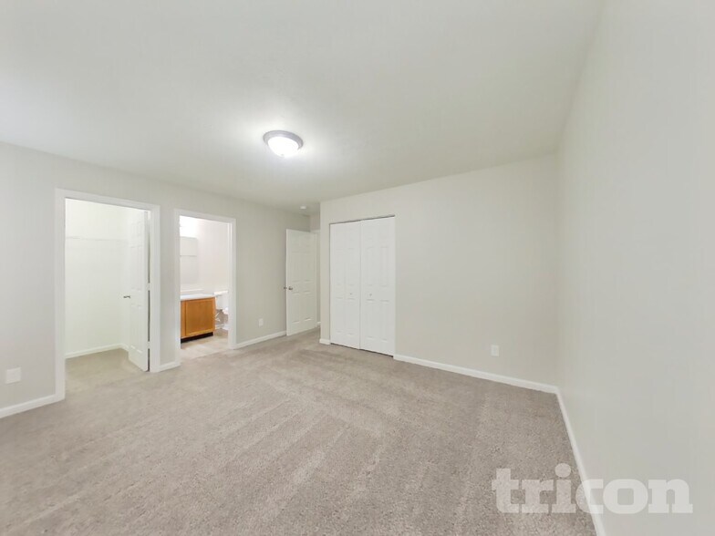 Building Photo - 2437 Middle View Dr