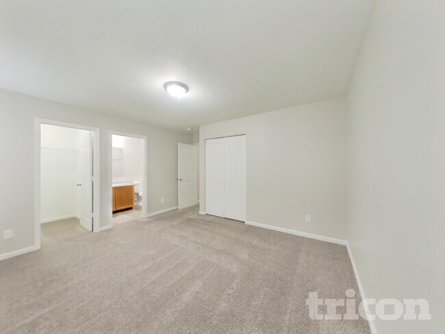 Building Photo - 2437 Middle View Dr