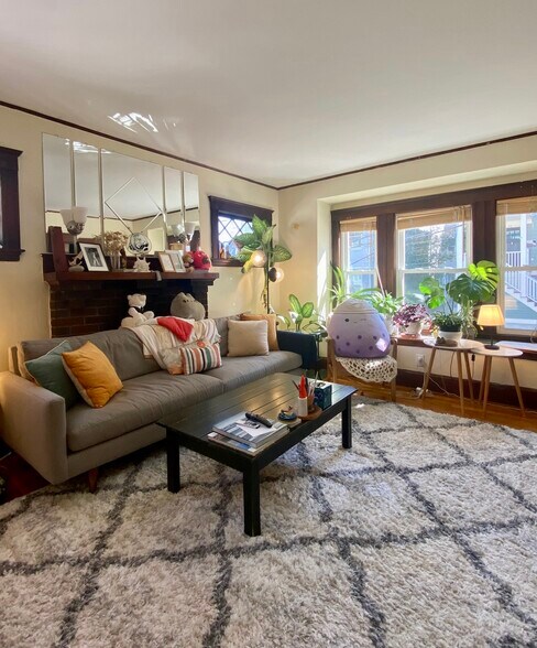 Building Photo - 17 Sunset St