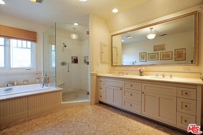 Building Photo - 427 12th St