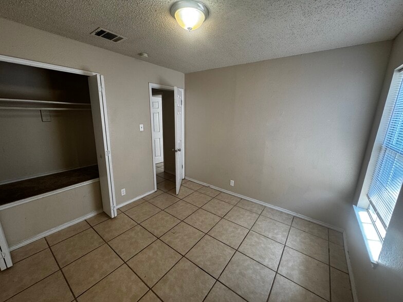 Building Photo - 5213 Meadow Field