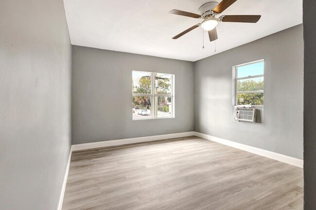 Building Photo - 3708 Roseland Dr