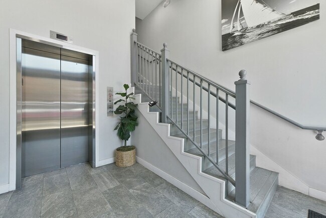 Building Photo - 64 Market St