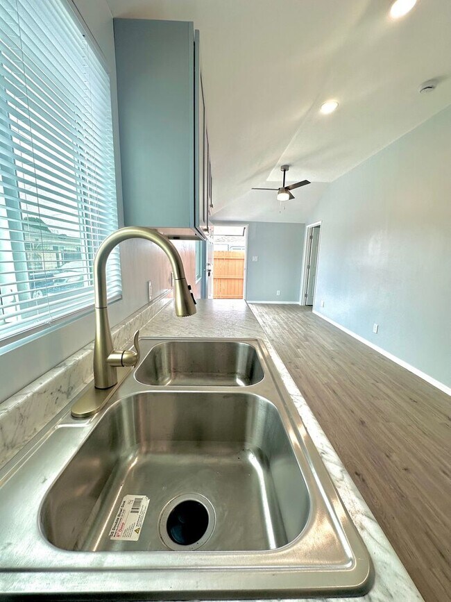 Building Photo - Terrace Ave Triplex- LT
