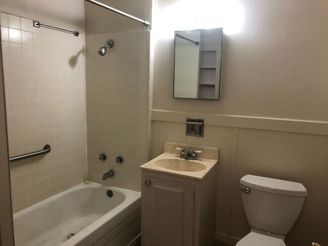 Building Photo - 2 bed/1 bath house in the Historic Washburn District