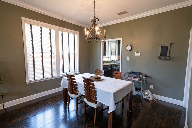 Building Photo - Cozy Midtown 3 Bed / 2 Bath Retreat!
