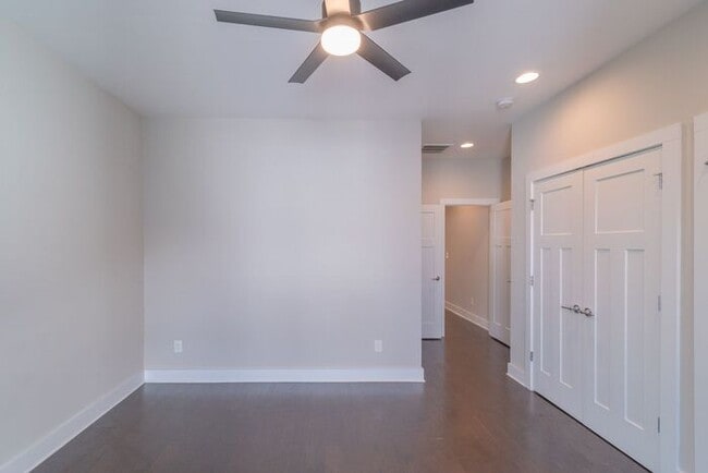 Building Photo - Beautiful Modern Townhome in South End Available 5/1!