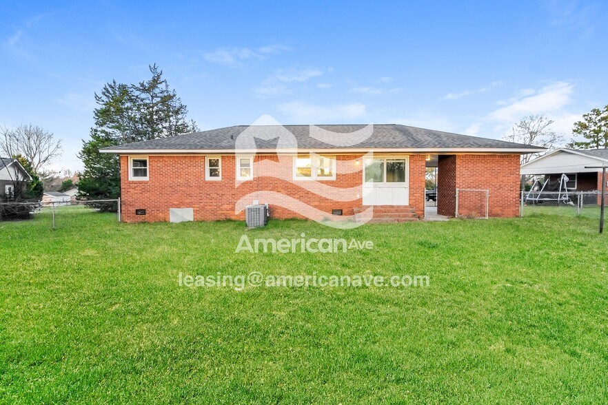 Building Photo - 2425 Hunt Club Rd