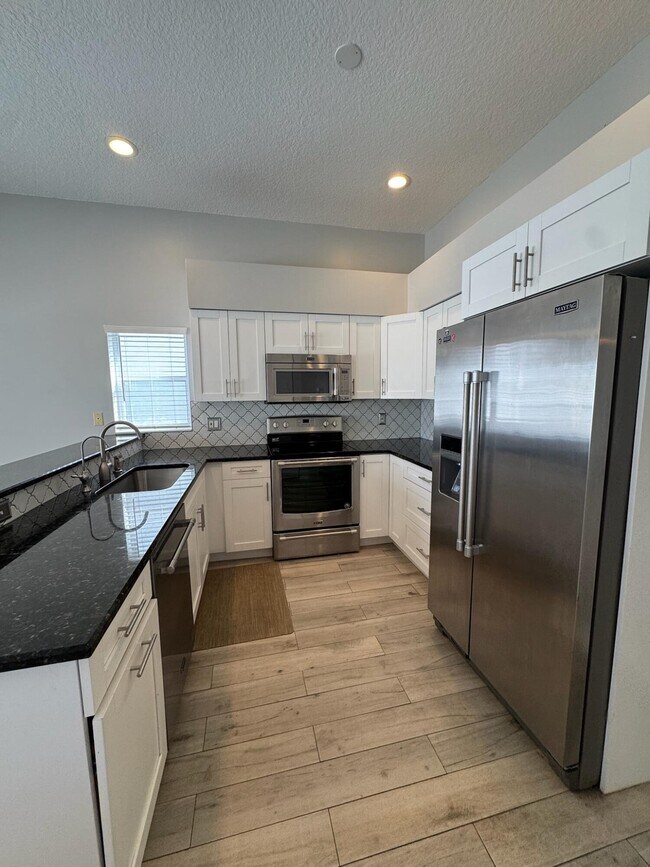 Building Photo - 12872 Meadowbend Dr
