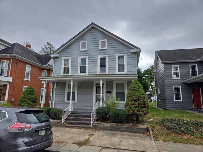 Building Photo - 552 E King St