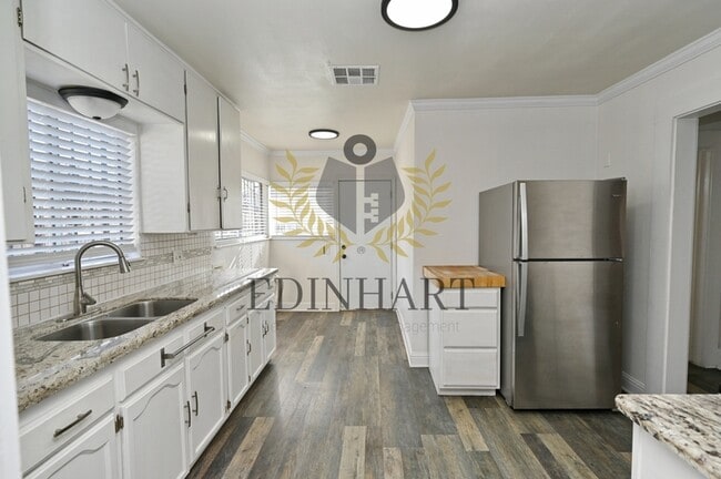 Building Photo - 630 E Dudley Ave