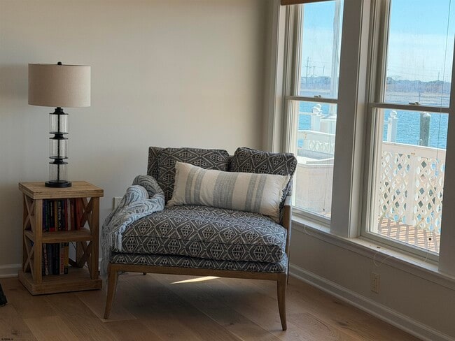 Building Photo - 802 N Harvard Ave