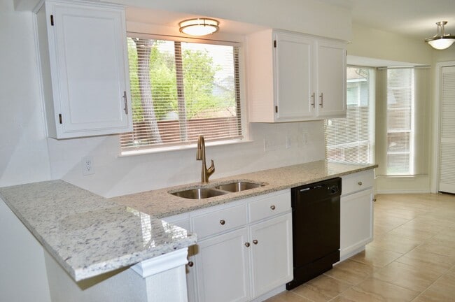 Building Photo - Freshly remodeled 3 bed 2 bath home!
