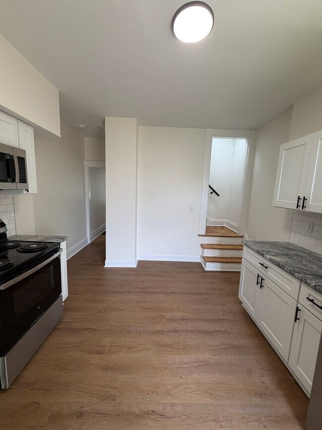 Building Photo - 2 Bed / 2 Bath with Private Garage & Fenced Yard