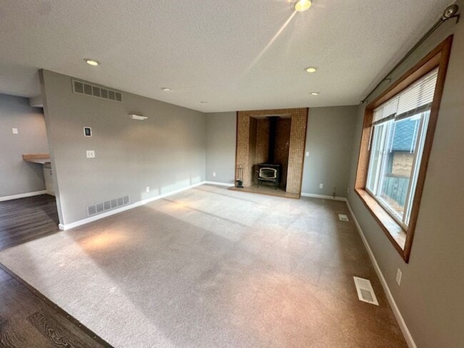 Building Photo - 4 bedroom -Split level and large deck/fenced yard!