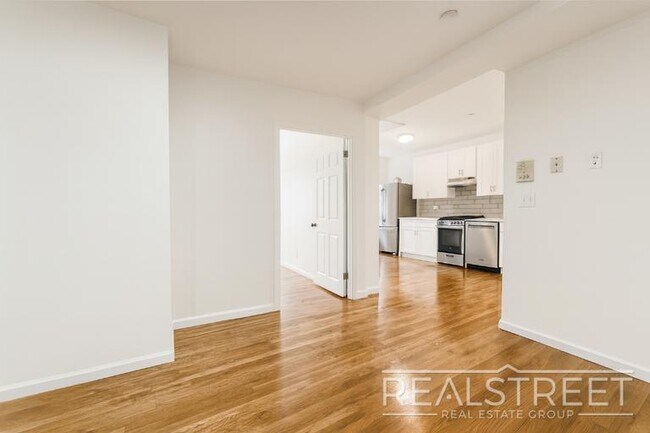 Building Photo - Spacious 2 Bedroom in Williamsburg!