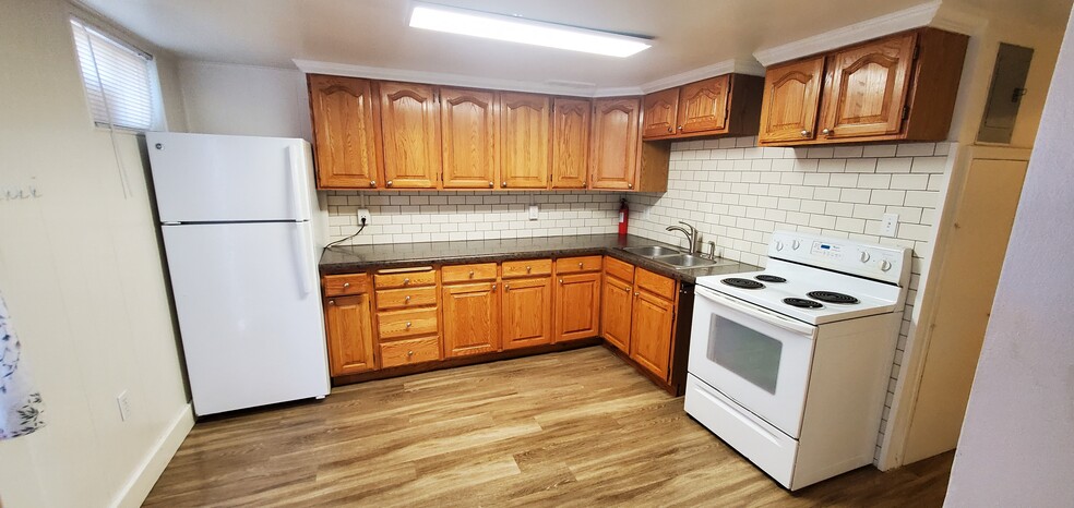 Kitchen area - 156 E 100 S