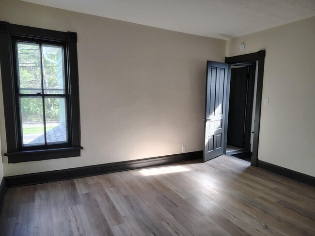 Building Photo - 3 Bed, 1.5 Bath home– Move-In Ready!