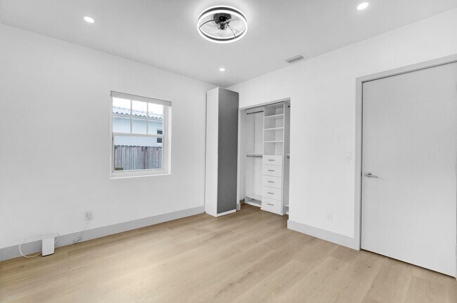 Building Photo - 570 SW 45th Ave