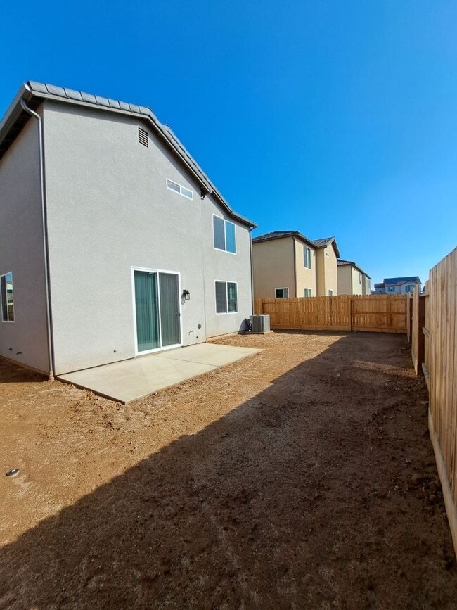 Building Photo - MOVE IN READY: Brand-New 2-Story Home with...