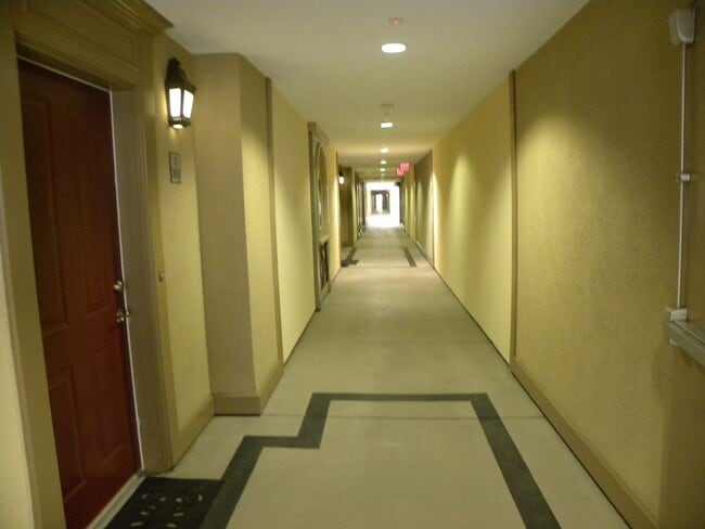 Building Photo - Watermarke Condo 1bed 1 bath