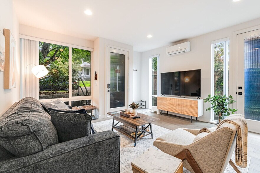 Building Photo - 2319A Franklin Ave E