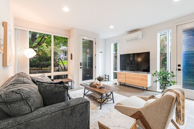 Building Photo - 2319 Franklin Ave E