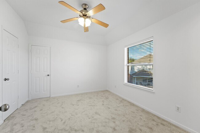 Building Photo - 26422 Creston Woods Dr