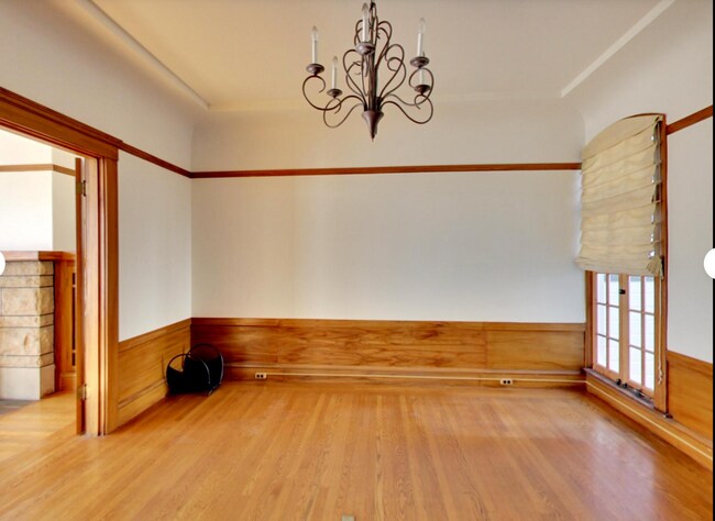 Building Photo - Expansive Top-Floor Richmond Flat | 2BD + Sunroom | Parking Included | Nearly 1,900 Sq. Ft.