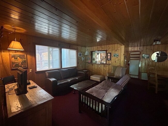 Building Photo - Furnished Seasonal Rental