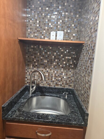 Building Photo - 602 Sugarland Run Dr