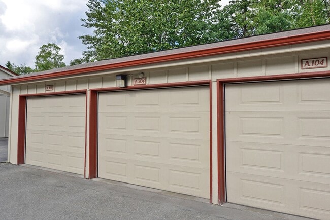 Building Photo - Convenient East Side Condo