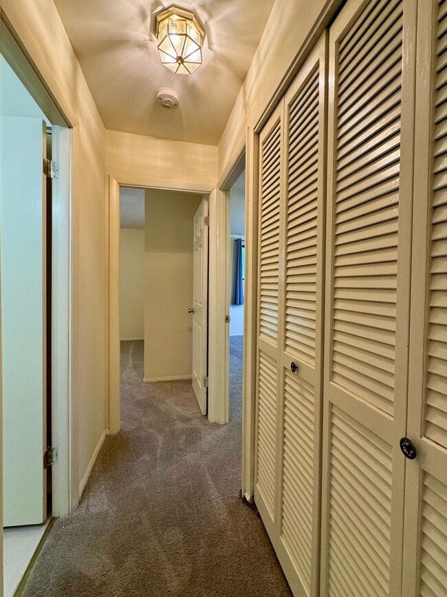 Building Photo - 2 Bedroom Condo in Pikesville/Courthaven