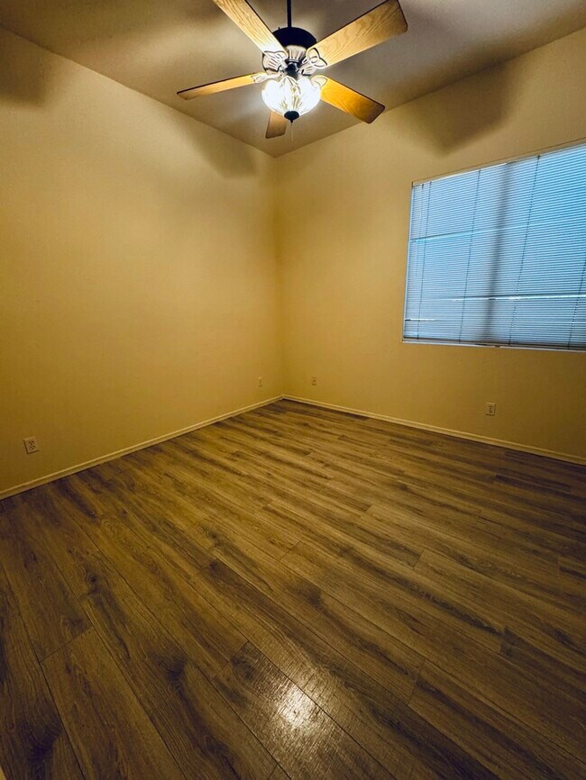 Building Photo - FOR RENT