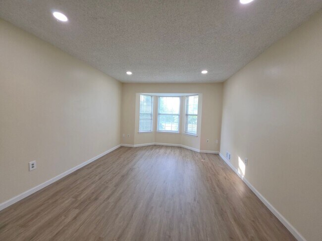 Building Photo - 12 Amberly Ct