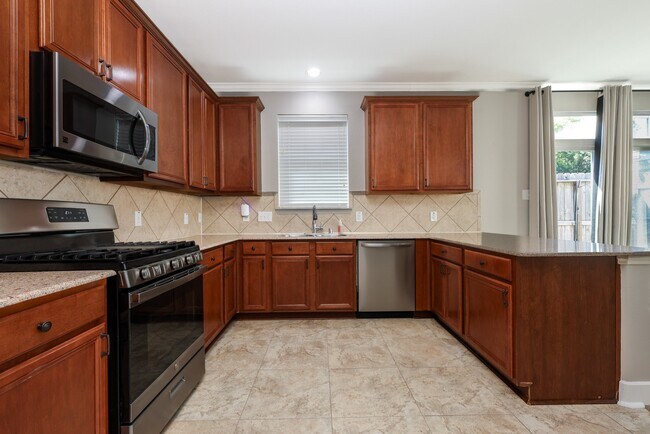 Building Photo - 16021 Summerville Lake Dr