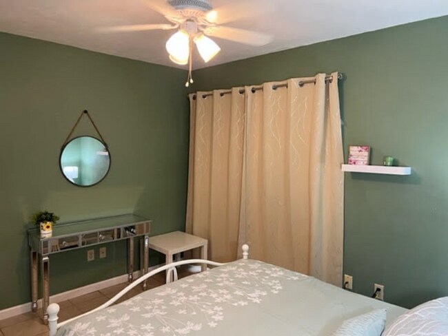 Building Photo - 1700 SW 16th Ct