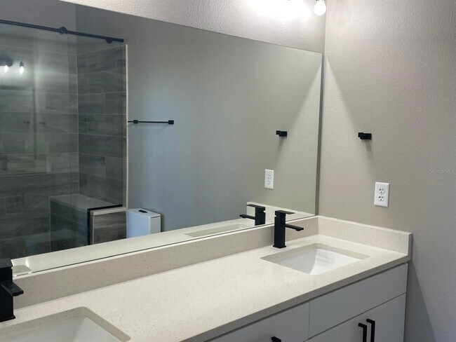 Building Photo - 2117 Broome St