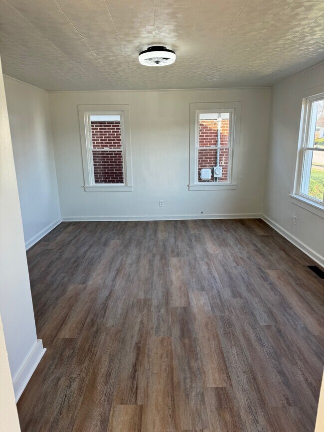 Building Photo - 727 7th St