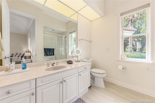 Building Photo - 901 SE Riverside Dr